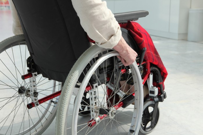 Infirme en fauteuil roulant